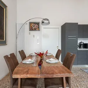  Apartment Ponte Raspi Canal View Italy